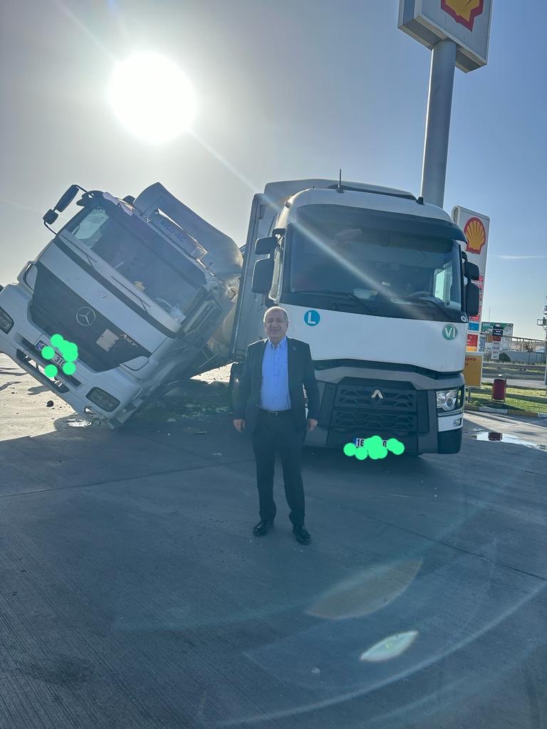 Bursa’ya giderken Eskişehir girişinde ilginç bir kaza gördük. Duran bir kamyona yandan yaslanan bir kamyon. Çıkar şükür can kaybı yok.