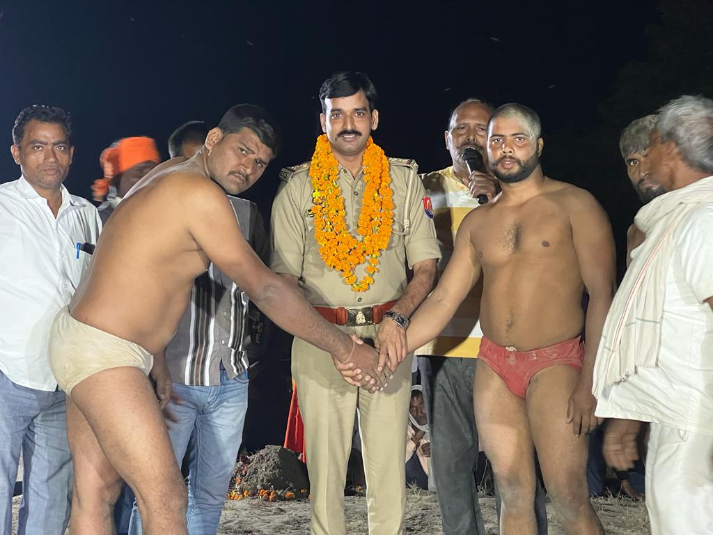 VAGEESHMISHRA8's tweet photo. पुरानी परंपराओं को जीवंत बनाए हुए हैं ग्रामीण...

चौकी क्षेत्र के ग्राम सभा #थुलेंडी एवम #हरदोई में आयोजित विशाल दंगल कार्यक्रम में सहभागिता की...

#चौकी_प्रभारी_थुलेंडी 

#थाना_बछरावां    #RaebareliPolice    #dgpup https://t.co/0lNu67K23y