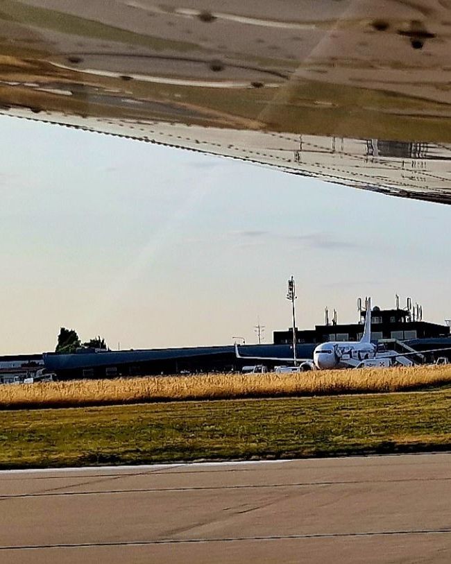 volantis4pilots's tweet photo. Both are ready to transport travelers to their new adventures. 🌍✈️ #AdventureAwaits #TravelGoals #adventure #plane #aircraft #Boeing #letistebrno #letiště #Pilot #pilotstudent #flightschool #cessna #airport #aviation #aviationlovers https://t.co/syytuGf2Ah