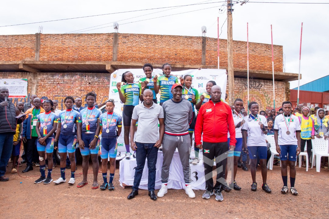 FC_Burundi's tweet photo. Le 25 octobre, le 4ème étape du  Tour cycliste féminin international du Burundi a pris place sur un parcours de 49,5 km , entre Kayanza et Ngozi.
Après une course acharnée, l'équipe du Rwanda a franchi la ligne d'arrivée en tête, suivie  par l'équipe du Bénin et Burundi. https://t.co/QuSf7vrT1o