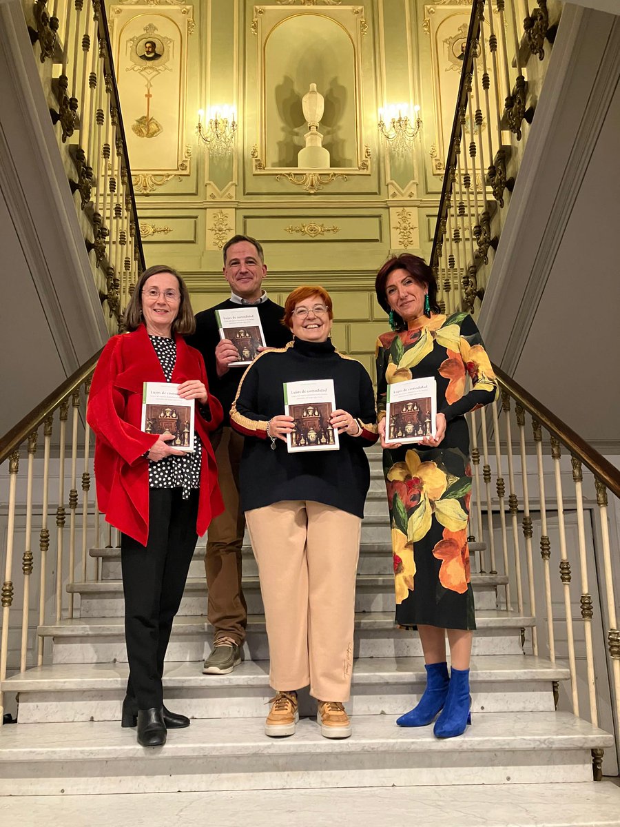 iphunizar's tweet image. 🪑🪞🚪📚Este martes se presentó en el @MNAD_Madrid el libro "Lujos de comodidad. #Léxico del #espaciodoméstico en las fuentes notariales del largo siglo XVIII", publicado en @edicionestrea por Carmen Abad Zardoya, investigadora del grupo Vestigium perteneciente al IPH.