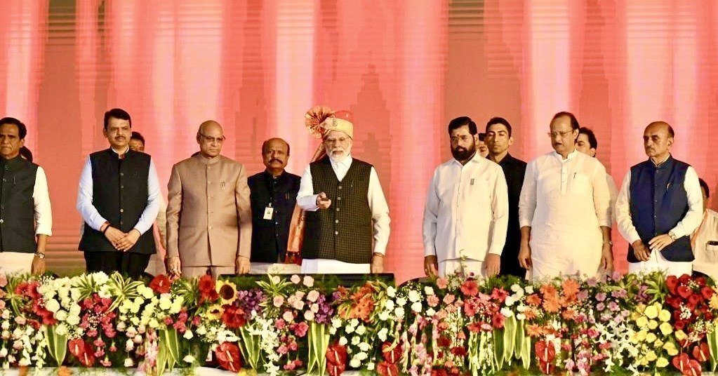 DrSureshKhade's tweet photo. शिर्डी येथील कार्यक्रमात सांगली ते बोरगाव चौपदरीकरण टप्प्याचे दूरदृष्य प्रणालीद्वारे प्रधानमंत्री नरेंद्र मोदी यांच्या हस्ते लोकार्पण करण्यात आले. याप्रसंगी शिर्डी विमानतळाजवळ काकडी (ता. कोपरगाव, जि. अहमदनगर) येथे झालेल्या या कार्यक्रमास समवेत राज्यपाल मा. रमेश बैस, मुख्यमंत्री ना. एकनाथ शिंदे, उपमुख्यमंत्री ना. देवेंद्र फडणवीस, उपमुख्यमंत्री ना. अजित पवार, महसूल मंत्री ना. राधाकृष्ण विखे पाटील यांच्यासह अन्य मंत्री महोदय व लोकप्रतिनिधी उपस्थित होते.
राष्ट्रीय महामार्ग 166 मुळे संपूर्ण कोकण क्षेत्रासाठी दळणवळणाची सुविधा अधिक चांगली होईल. सांगली ते बोरगाव या टप्प्यामुळे परिसरातील उद्योगधंदे वाढीसह ऊस, हळद, द्राक्ष उत्पादकांनाही लाभ होईल. या महामार्गामुळे केवळ दळणवळणच नव्हे तर प्रगती आणि सामाजिक विकासाचा नवीन मार्ग निर्माण होईल, असे प्रतिपादन प्रधानमंत्री नरेंद्र मोदी यांनी केले.
सांगली ते बोरगाव या महामार्गाची लांबी 41.44 कि.मी. आहे. या टप्प्यात 14 लहान पूल, 3 ओव्हरब्रीज, 9 अंडरपास, 17 कि.मी. चा सर्व्हिस रोड, 1 बायपास व 28 प्रवासी शेड आहेत. या महामार्गाच्या माध्यमातून सांगली जिल्हा आधुनिक पायाभूत सुविधांसाठी सज्ज झाला आहे. राष्ट्रीय महामार्ग 166 च्या या टप्प्यामुळे कोकण विभाग पश्चिम महाराष्ट्राशी जोडला जाणार असून आर्थिक व औद्योगिक विकास, रोजगार निर्मिती, पर्यटन विकासाला चालना मिळणार आहे हे नक्की.
@narendramodi @PMOIndia @CMOMaharashtra @JPNadda @AmitShah @mieknathshinde @Dev_Fadnavis @RVikhePatil @AjitPawarSpeaks @BJP4India @BJP4Maharashtra #vikaskame #BJP4India #bjp4maharashtra