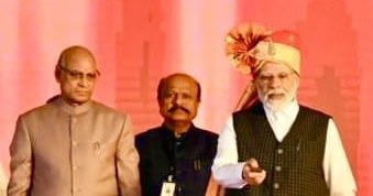 DrSureshKhade's tweet photo. शिर्डी येथील कार्यक्रमात सांगली ते बोरगाव चौपदरीकरण टप्प्याचे दूरदृष्य प्रणालीद्वारे प्रधानमंत्री नरेंद्र मोदी यांच्या हस्ते लोकार्पण करण्यात आले. याप्रसंगी शिर्डी विमानतळाजवळ काकडी (ता. कोपरगाव, जि. अहमदनगर) येथे झालेल्या या कार्यक्रमास समवेत राज्यपाल मा. रमेश बैस, मुख्यमंत्री ना. एकनाथ शिंदे, उपमुख्यमंत्री ना. देवेंद्र फडणवीस, उपमुख्यमंत्री ना. अजित पवार, महसूल मंत्री ना. राधाकृष्ण विखे पाटील यांच्यासह अन्य मंत्री महोदय व लोकप्रतिनिधी उपस्थित होते.
राष्ट्रीय महामार्ग 166 मुळे संपूर्ण कोकण क्षेत्रासाठी दळणवळणाची सुविधा अधिक चांगली होईल. सांगली ते बोरगाव या टप्प्यामुळे परिसरातील उद्योगधंदे वाढीसह ऊस, हळद, द्राक्ष उत्पादकांनाही लाभ होईल. या महामार्गामुळे केवळ दळणवळणच नव्हे तर प्रगती आणि सामाजिक विकासाचा नवीन मार्ग निर्माण होईल, असे प्रतिपादन प्रधानमंत्री नरेंद्र मोदी यांनी केले.
सांगली ते बोरगाव या महामार्गाची लांबी 41.44 कि.मी. आहे. या टप्प्यात 14 लहान पूल, 3 ओव्हरब्रीज, 9 अंडरपास, 17 कि.मी. चा सर्व्हिस रोड, 1 बायपास व 28 प्रवासी शेड आहेत. या महामार्गाच्या माध्यमातून सांगली जिल्हा आधुनिक पायाभूत सुविधांसाठी सज्ज झाला आहे. राष्ट्रीय महामार्ग 166 च्या या टप्प्यामुळे कोकण विभाग पश्चिम महाराष्ट्राशी जोडला जाणार असून आर्थिक व औद्योगिक विकास, रोजगार निर्मिती, पर्यटन विकासाला चालना मिळणार आहे हे नक्की.
@narendramodi @PMOIndia @CMOMaharashtra @JPNadda @AmitShah @mieknathshinde @Dev_Fadnavis @RVikhePatil @AjitPawarSpeaks @BJP4India @BJP4Maharashtra #vikaskame #BJP4India #bjp4maharashtra