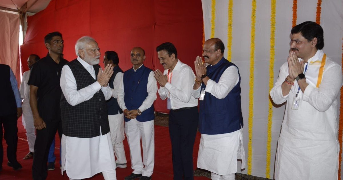 DrSureshKhade's tweet photo. शिर्डी येथील कार्यक्रमात सांगली ते बोरगाव चौपदरीकरण टप्प्याचे दूरदृष्य प्रणालीद्वारे प्रधानमंत्री नरेंद्र मोदी यांच्या हस्ते लोकार्पण करण्यात आले. याप्रसंगी शिर्डी विमानतळाजवळ काकडी (ता. कोपरगाव, जि. अहमदनगर) येथे झालेल्या या कार्यक्रमास समवेत राज्यपाल मा. रमेश बैस, मुख्यमंत्री ना. एकनाथ शिंदे, उपमुख्यमंत्री ना. देवेंद्र फडणवीस, उपमुख्यमंत्री ना. अजित पवार, महसूल मंत्री ना. राधाकृष्ण विखे पाटील यांच्यासह अन्य मंत्री महोदय व लोकप्रतिनिधी उपस्थित होते.
राष्ट्रीय महामार्ग 166 मुळे संपूर्ण कोकण क्षेत्रासाठी दळणवळणाची सुविधा अधिक चांगली होईल. सांगली ते बोरगाव या टप्प्यामुळे परिसरातील उद्योगधंदे वाढीसह ऊस, हळद, द्राक्ष उत्पादकांनाही लाभ होईल. या महामार्गामुळे केवळ दळणवळणच नव्हे तर प्रगती आणि सामाजिक विकासाचा नवीन मार्ग निर्माण होईल, असे प्रतिपादन प्रधानमंत्री नरेंद्र मोदी यांनी केले.
सांगली ते बोरगाव या महामार्गाची लांबी 41.44 कि.मी. आहे. या टप्प्यात 14 लहान पूल, 3 ओव्हरब्रीज, 9 अंडरपास, 17 कि.मी. चा सर्व्हिस रोड, 1 बायपास व 28 प्रवासी शेड आहेत. या महामार्गाच्या माध्यमातून सांगली जिल्हा आधुनिक पायाभूत सुविधांसाठी सज्ज झाला आहे. राष्ट्रीय महामार्ग 166 च्या या टप्प्यामुळे कोकण विभाग पश्चिम महाराष्ट्राशी जोडला जाणार असून आर्थिक व औद्योगिक विकास, रोजगार निर्मिती, पर्यटन विकासाला चालना मिळणार आहे हे नक्की.
@narendramodi @PMOIndia @CMOMaharashtra @JPNadda @AmitShah @mieknathshinde @Dev_Fadnavis @RVikhePatil @AjitPawarSpeaks @BJP4India @BJP4Maharashtra #vikaskame #BJP4India #bjp4maharashtra