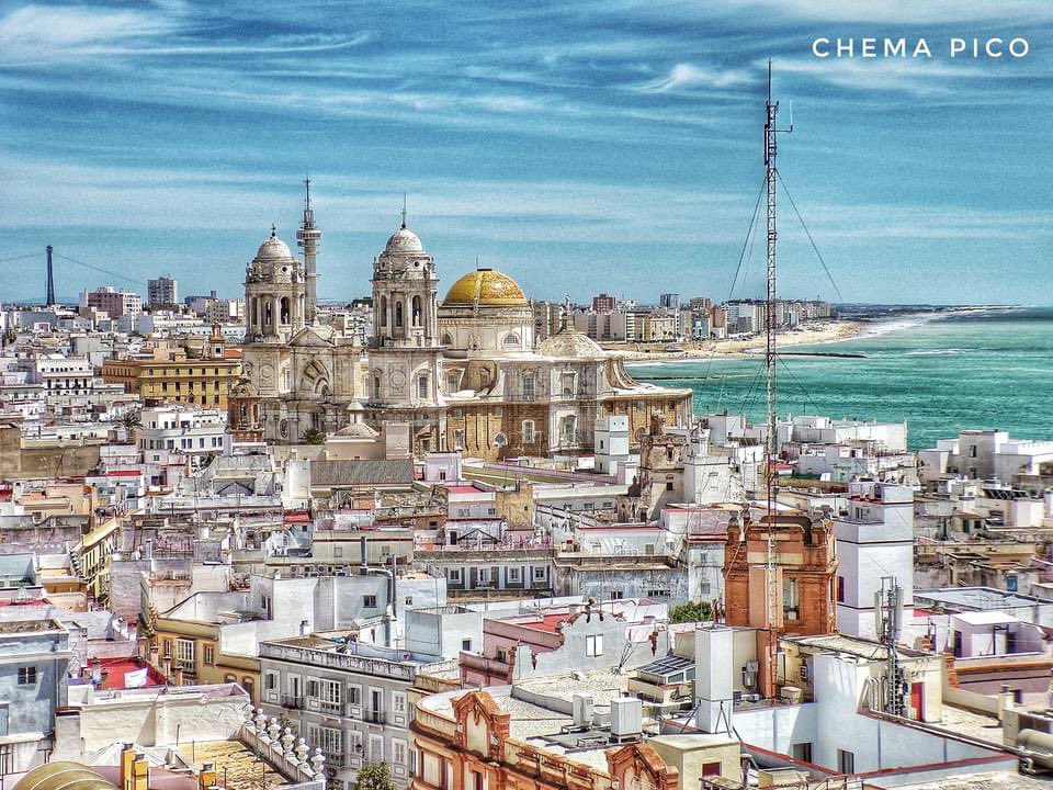 Mis venas,
no sé si alguien
me entiende,
tienen todos
los nombres
de tus calles.

#poesía #poetry

(📸 C. Pico)