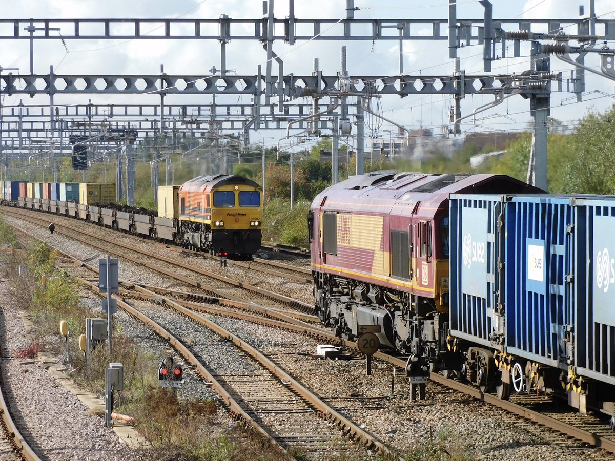 #FreightFriday  and #ShedWatch sees  with 6C03 Northolt Sidings to Severnside Sita meet 66502 on 4L33 Wentloog (Freightliners) to London Gateway. Swindon 24/10