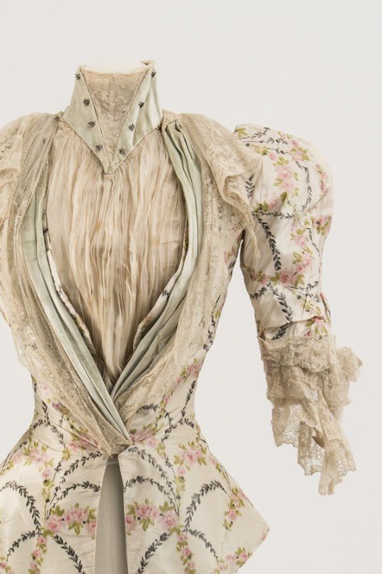 kateStrasdin's tweet photo. This bodice by the House of Worth has always seemed to be one of those objects that transcends trends. Perhaps it is because its matching skirt is absent, but it has the look of a garment that could be worn as stylishly today as when it was first made in the 1890s @Fashion_Museum https://t.co/xFo8SCS7m4