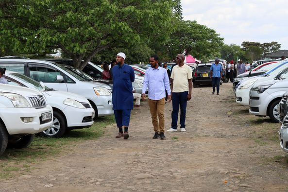 KabaKenya's tweet photo. Stepping into the Sunday Car Bazaar, where deals are made, stories unfold and choices await.
#carbazaar #spaceyamagari https://t.co/HkZkYSxUie