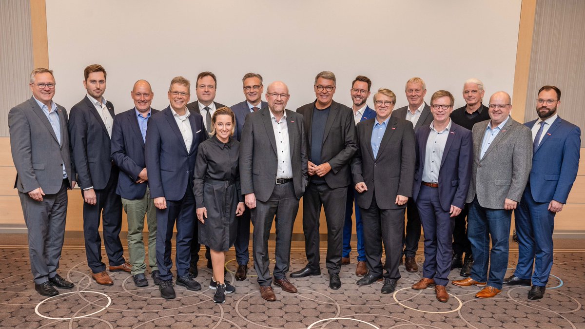 Handwerkskammer Dortmund (@hwkdortmund) on Twitter photo Schulterschluss🤝: <a href="/stadtdortmund/">Stadt Dortmund</a>, <a href="/hwkdortmund/">Handwerkskammer Dortmund</a> und der #Zoll planen verstärkte Zusammenarbeit gegen #Schwarzarbeit. ▶️hwk-do.de/faire-arbeit-a…
#FürfaireArbeit #DasHandwerk #Gemeinsam Schulterschluss🤝: <a href="/stadtdortmund/">Stadt Dortmund</a>, <a href="/hwkdortmund/">Handwerkskammer Dortmund</a> und der #Zoll planen verstärkte Zusammenarbeit gegen #Schwarzarbeit. ▶️hwk-do.de/faire-arbeit-a…
#FürfaireArbeit #DasHandwerk #Gemeinsam
