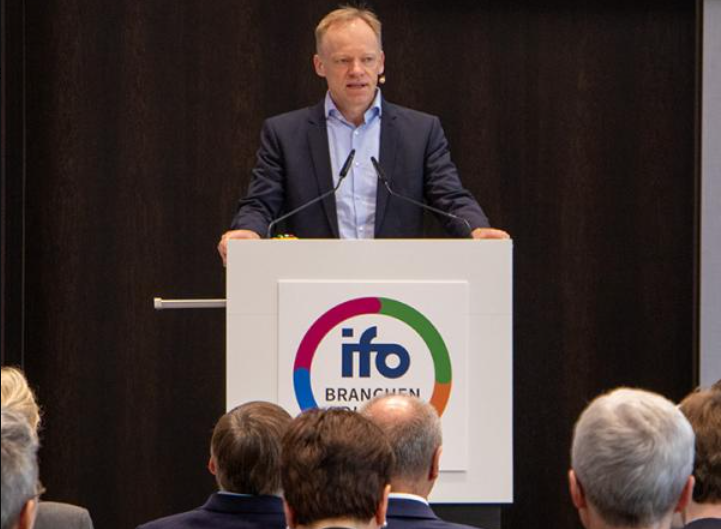 ifo_Institut's tweet photo. Wer hat an der Uhr gedreht...🎶Nur noch knapp zwei  Wochen bis zum Branchen-Dialog 2023 in der
@IHK_MUC. Schnell noch anmelden bis zum 1. November. Mehr Informationen und den Anmeldebutton gibt es hier: https://t.co/NIzTTlD6lW #ifoBD2023 https://t.co/j1DvR8YWEC