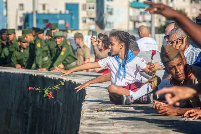 Se da cita #Cuba, todo un pueblo comprometido con su historia y el tiempo que le ha tocado vivir, cubanos de diferentes generaciones que no olvidan a sus héroes y defienden el presente y futuro de la nación, con la responsabilidad de dar continuidad a la Revolución 🇨🇺 #CamiloVive