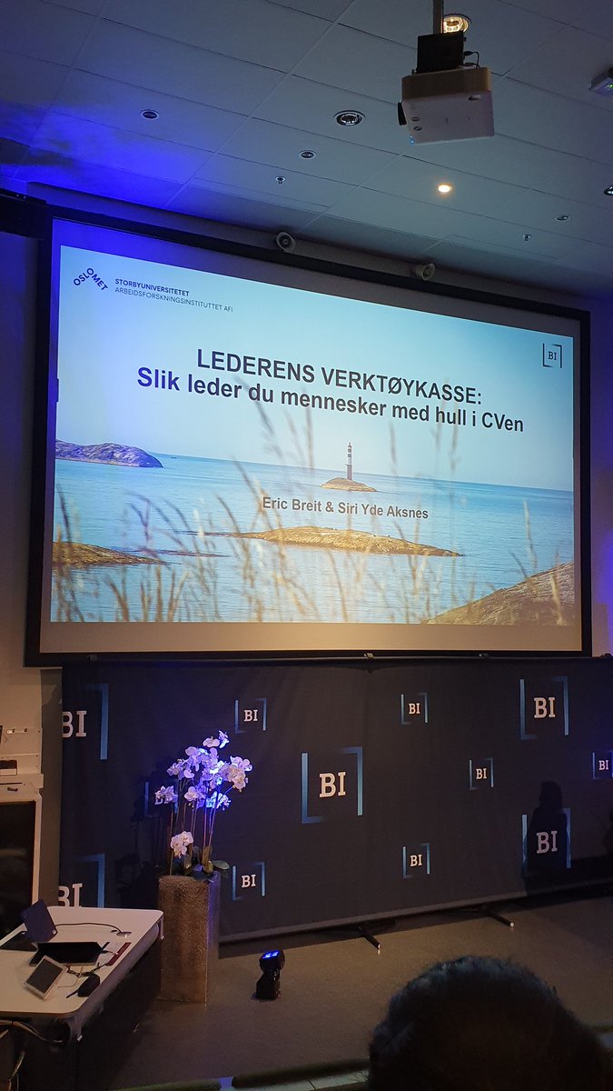 marthetang's tweet photo. Startar dagen på BI og Lederens verktøykasse. Ekstra stas å høyre på flinke Siri Yde Aksnes frå @AFI_forskning https://t.co/s8UQd2mBze