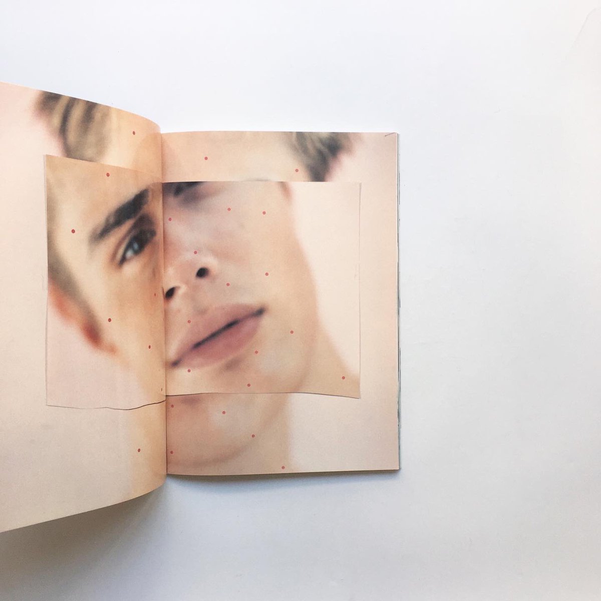 dessin_books's tweet photo. 「Jack Pierson: THE international #2 fall/winter 2001」
雑誌『THE international』の第2号。ジャック・ピアソンの作品集。テキストはなく、ピアソンの写真、コラージュ、ドローイングなどの作品図版で構成されている。
#ジャックピアソン
#jackpierson
https://t.co/mBFqb6t8rp https://t.co/Bm4WF6qMmv