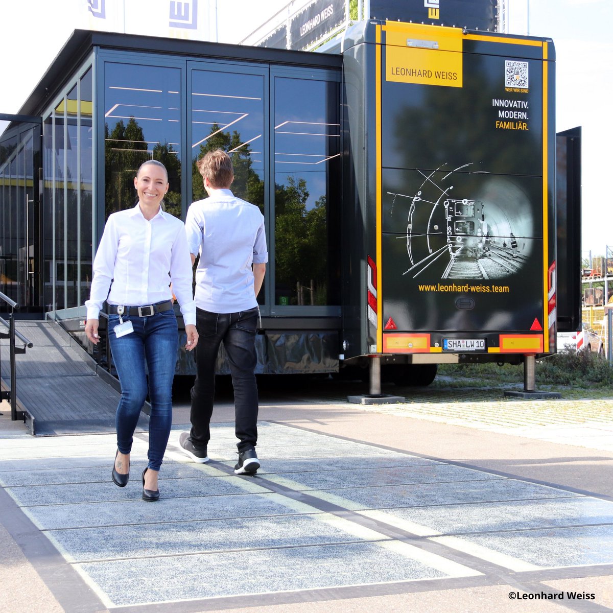 WattwaybyColas's tweet photo. Premier site Wattway en Allemagne ! ☀️

Notre partenaire Leonhard Weiss a installé 33m² de panneaux solaire Wattway sur son parking à Göppingen

C'est une belle occasion d'ouvrir la voie à d'autres réalisations Wattway en Allemagne et l'opportunité de parler d'autoconsommation ! https://t.co/75pS6wvP4X