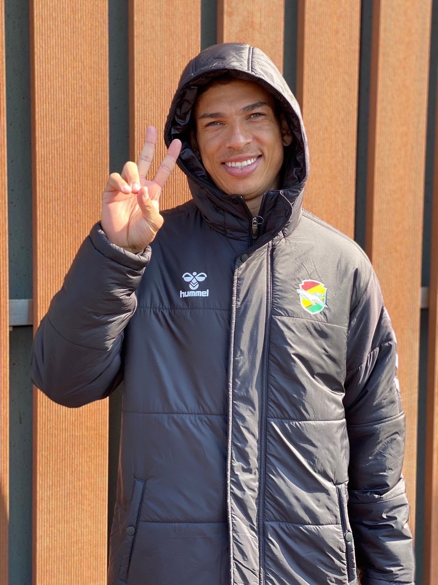 今シーズン選手が着用しているhummelパデットロングコートが新発売