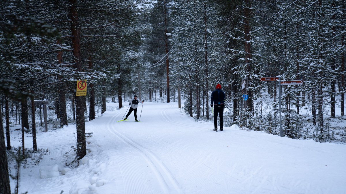 #Ounasvaara ensilumenlatu on nyt täydessä mitassaan! Hiihtämään pääsee molemmista päistä.

Ohjeet päivä- ja kausilippujen ostoon löydät täältä⬇️

santasport.fi/product/ensilu…

#Santasport #Rovaniemi #VisitRovaniemi #Ensilumenlatu #Hiihto #Maastohiihto