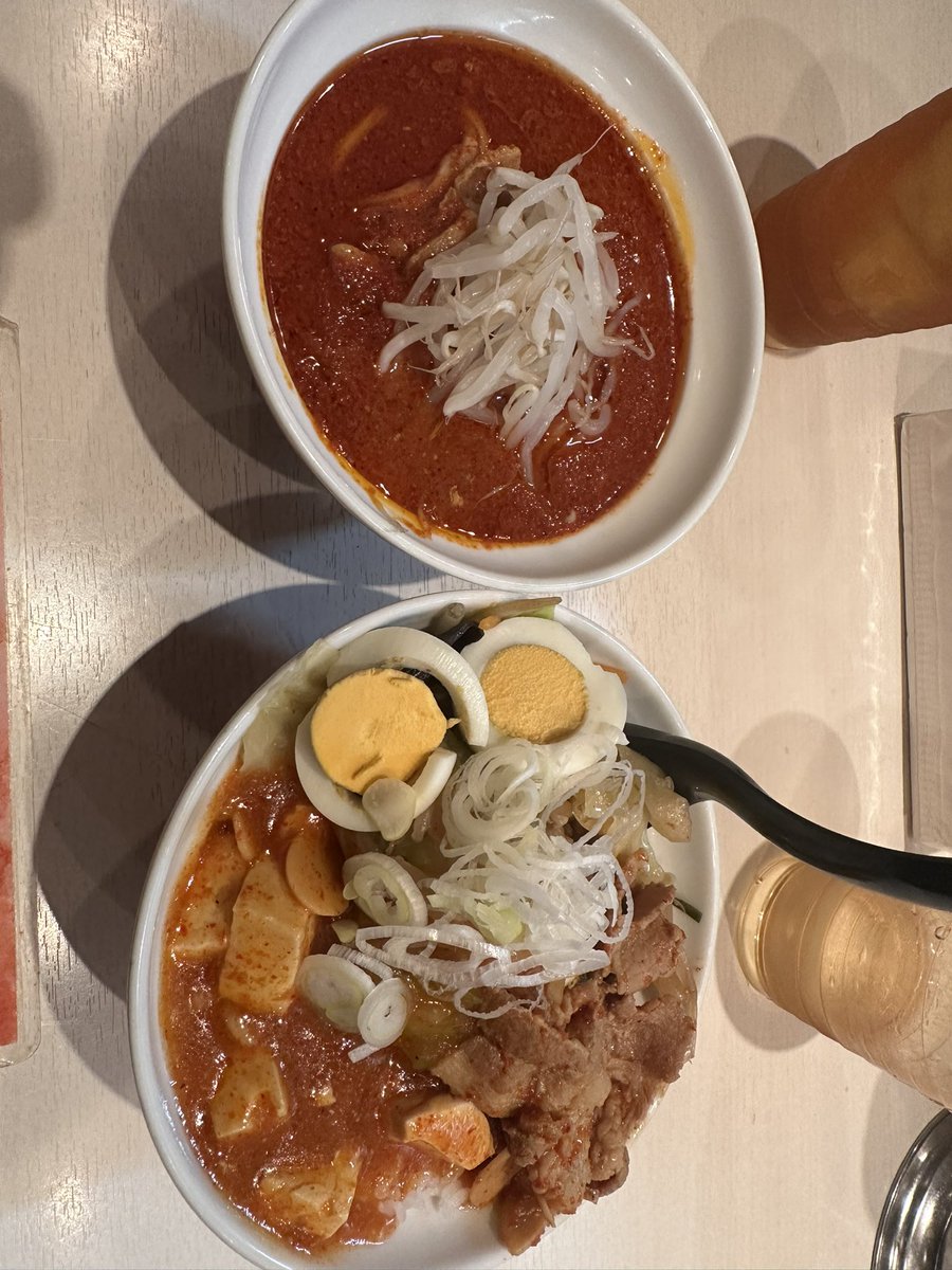 viernes_jive's tweet photo. 高田馬場のハーフ麺ハーフ丼　朝10時はすいてた　#蒙古タンメン中本 https://t.co/bl1tkVxvxr