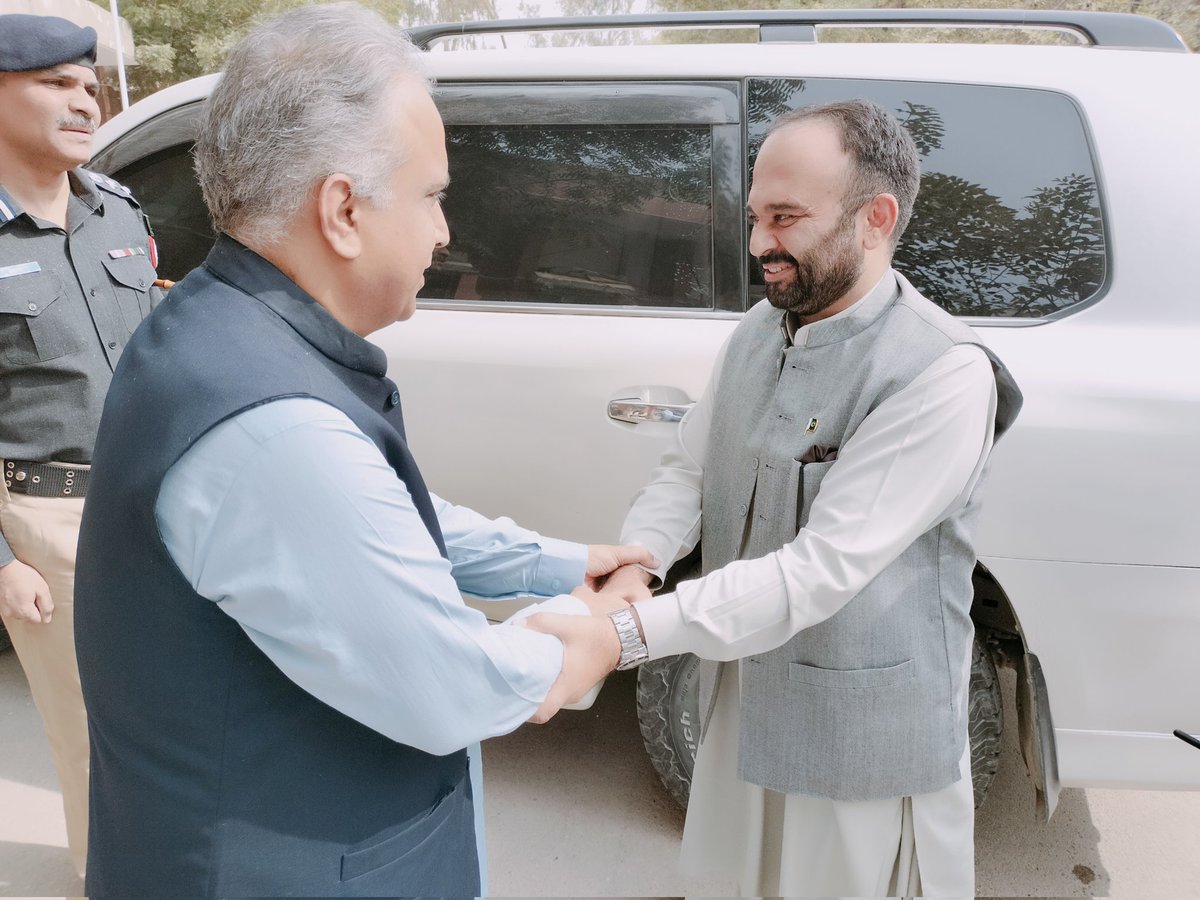 AkhtarMangi4's tweet photo. کمشنر نصیرآباد ڈویژن طارق قمر بلوچ صوبائی وزیر داخلہ کیپٹن ریٹائرڈ میر زبیر خان جمالی کو کمشنر نصیرآباد ڈویژن پہنچنے پر استقبال کررہے ہیں
@CMDUBalochistan @cs_balochistan @Tariqqamarb https://t.co/Xk4miMsaCK