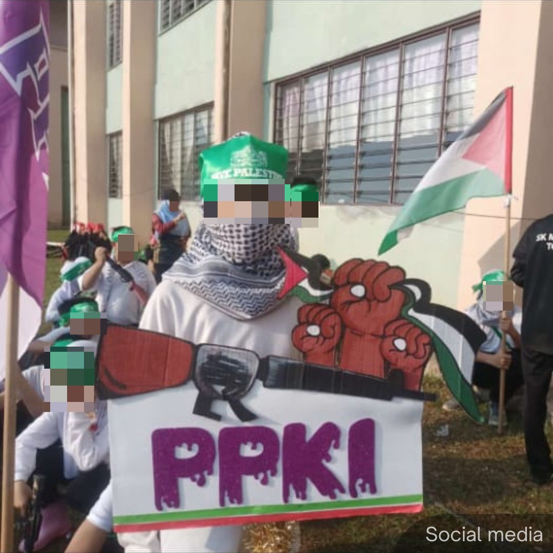 NewsBFM's tweet photo. 1. Lawyer Siti Kasim has expressed concern over several pictures and videos of schoolchildren carrying toy guns, believed to be linked to MOE’s ‘Palestine Solidarity Week’.

“I am not sure if parents are aware of this. Totally and utterly disgusting,” she said on Facebook. https://t.co/z5cekKxRWL