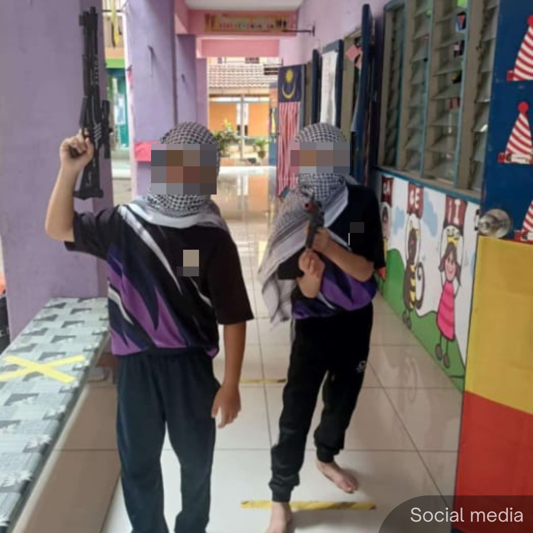 NewsBFM's tweet photo. 1. Lawyer Siti Kasim has expressed concern over several pictures and videos of schoolchildren carrying toy guns, believed to be linked to MOE’s ‘Palestine Solidarity Week’.

“I am not sure if parents are aware of this. Totally and utterly disgusting,” she said on Facebook. https://t.co/z5cekKxRWL
