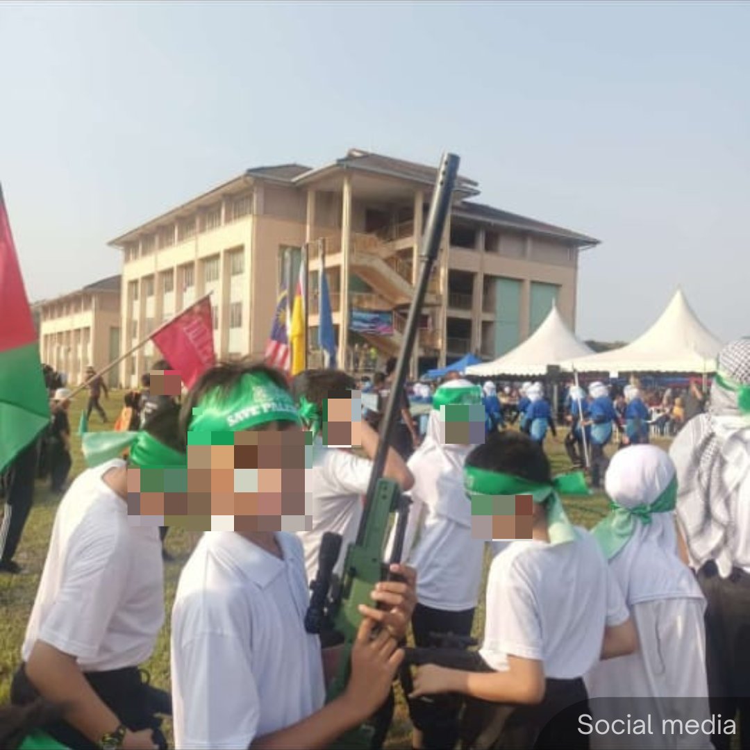 NewsBFM's tweet photo. 1. Lawyer Siti Kasim has expressed concern over several pictures and videos of schoolchildren carrying toy guns, believed to be linked to MOE’s ‘Palestine Solidarity Week’.

“I am not sure if parents are aware of this. Totally and utterly disgusting,” she said on Facebook. https://t.co/z5cekKxRWL