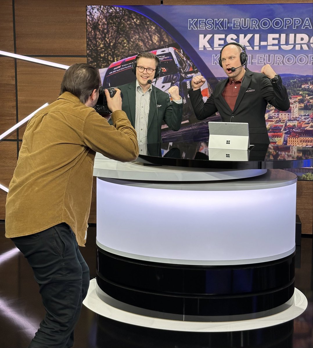 Keski-Euroopan ralli ja selostamossa fiilis sananmukaisesti katossa! Renkaat ja keli näyttelevät isoa roolia, ROV-EVA mestaruustaisto kohti ratkaisuhetkiä! Hienoja teitä luvassa! 🔥 <a href="/rikutahko/">Riku Tahko</a> 

#mmralli #ralli #WRC