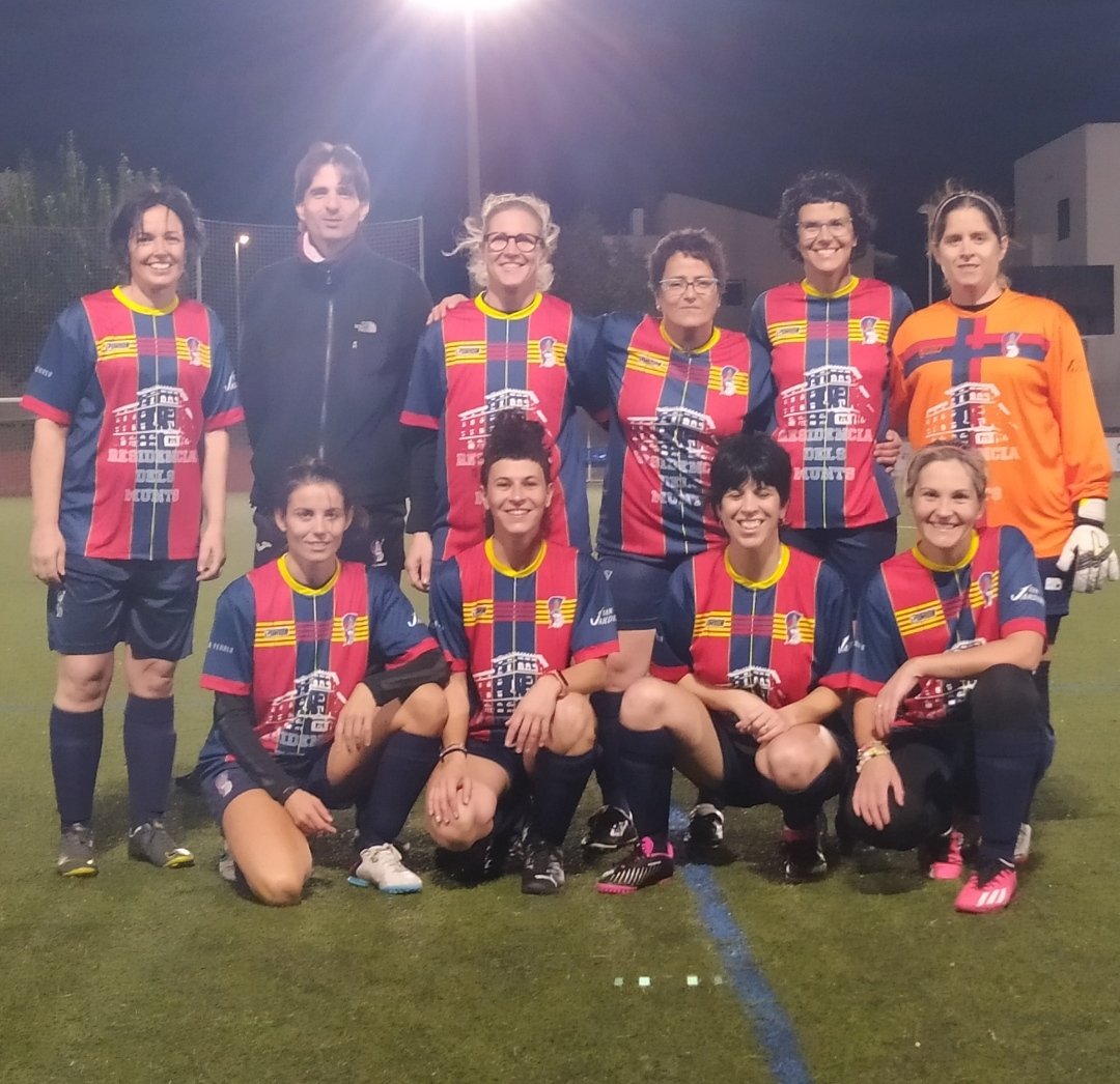 FCPRADENC's tweet photo. 🔵🔴 Ahir el nou equip de veteranes va estrenar-se en el campionat amb una derrota 3-2 ⚽️
💪🏻 Des del club us animem a continuar treballant i gaudint d'aquest meravellós esport.
#FCPradenc #femeniveteranes #futbolcat #somhipradenc #diadepartit #fcf_cat #futbolfemení #futfemcat https://t.co/95DwNqYJrR