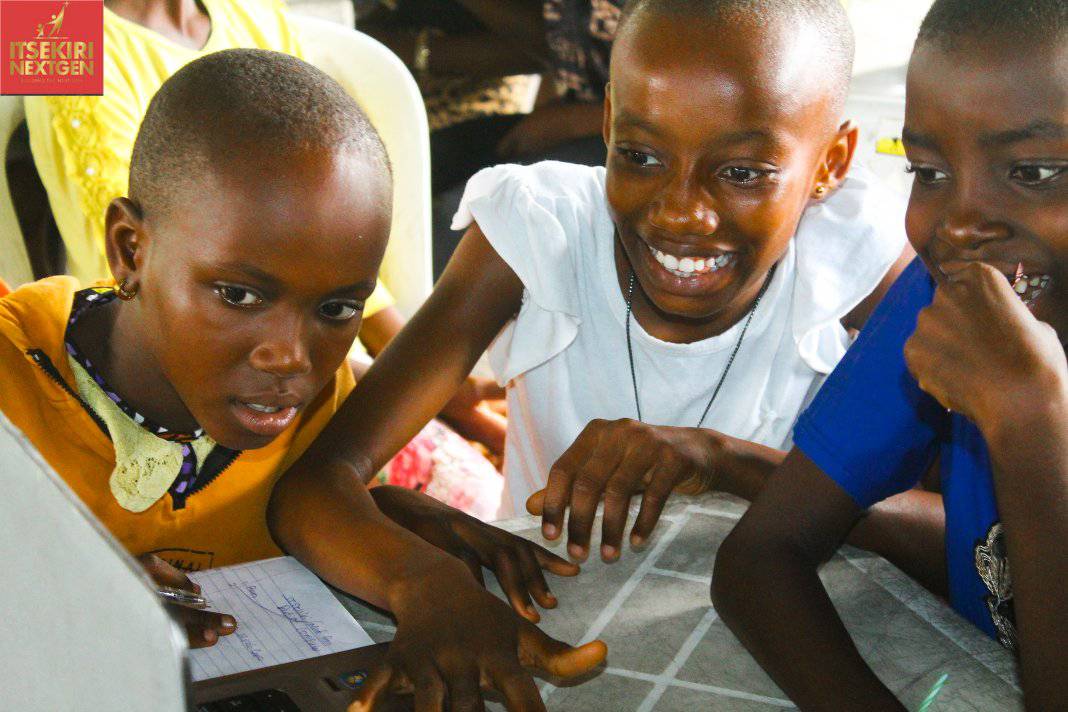 The excitement on their faces is priceless! These kids are discovering a whole new world of learning and entertainment on the computer! 🤩🌎💻 #NewAdventures #DigitalLearning #ChildhoodWonder