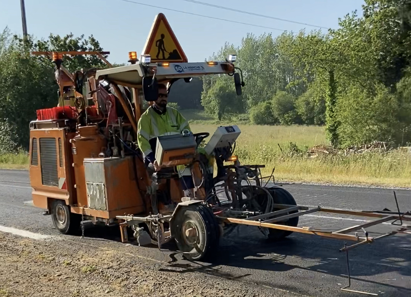 LaManche50's tweet photo. #Compétence | ENTRETENIR LES ROUTES DÉPARTEMENTALES ! 🛣️
🎨 Le saviez-vous ? 6️⃣0️⃣ tonnes de #peintures et 8️⃣0️⃣ tonnes de billes rétro-réfléchissantes sont utilisées chaque année pour #marquer les #routes départementales sur le territoire.
➡️ https://t.co/CniYa9XTmH https://t.co/OlcI9y6gHd