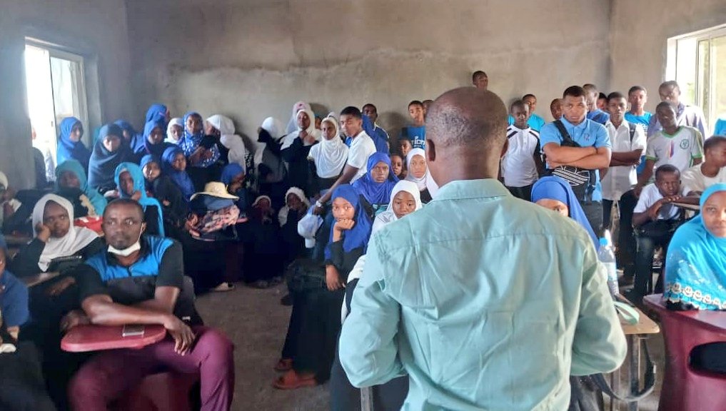 OMSComores's tweet photo. Le 24 octobre 2023, 7 écoles de la région de #Oichili, au centre-est de Ngazidja, ont été sensibilisées sur les #dangers et les effets #nocifs du #tabac sous toutes ses formes. Une initiative de l'ONG #ACATA et de la Direction de la promotion de la Santé avec l'appui @OMSComores https://t.co/J6pDvjUClO