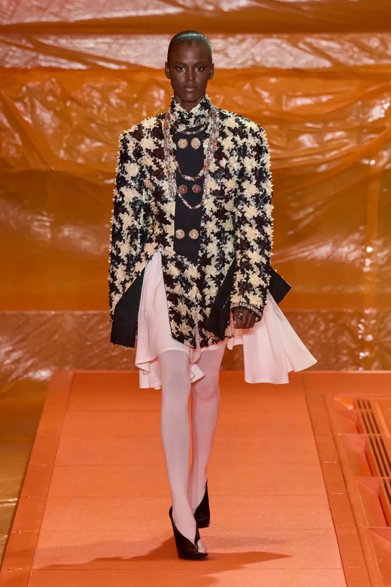 FlippedMagTH's tweet photo. The 2024 spring and summer Louis Vuitton is inspired by elements of steamship boxes, sailboats, pilots, and sailors. Louis Vuitton's clothes have high-end craftsmanship, but the design adds flexibility. This season's clothes have more lightness.#louisvuitton Vuitton https://t.co/0znynxq2d8
