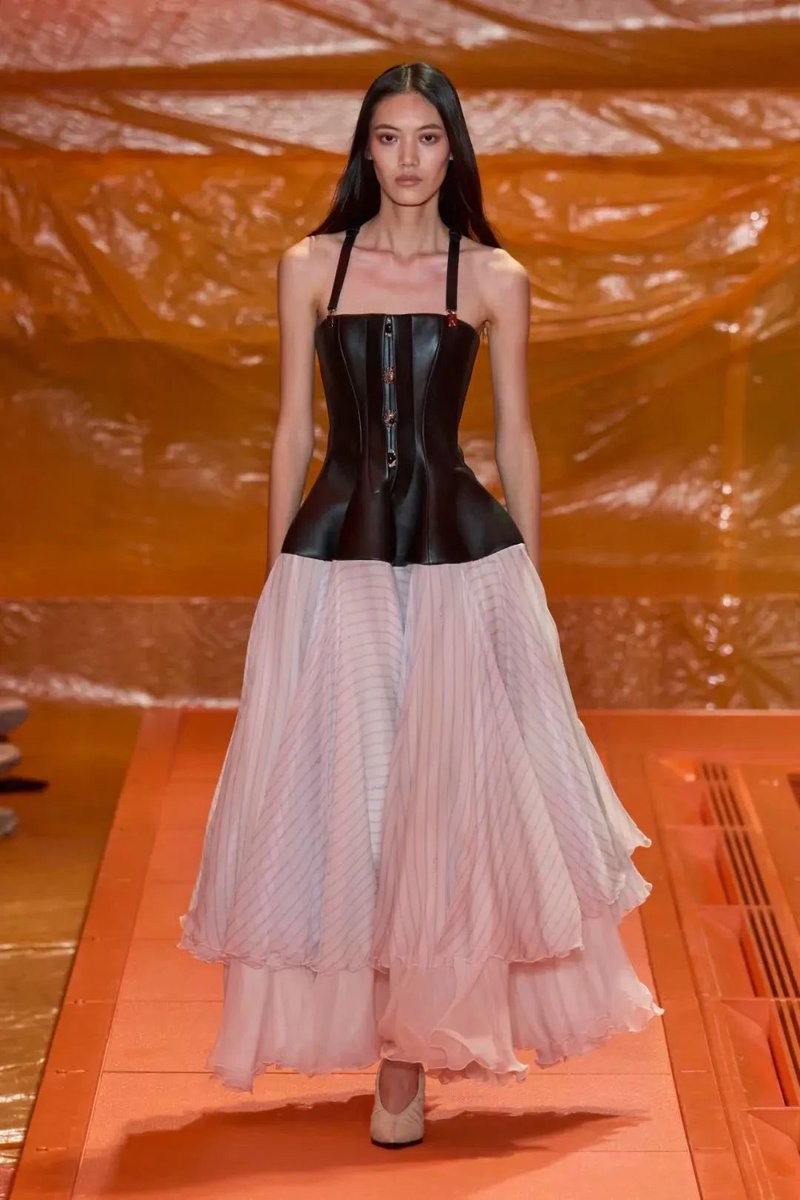 FlippedMagTH's tweet photo. The 2024 spring and summer Louis Vuitton is inspired by elements of steamship boxes, sailboats, pilots, and sailors. Louis Vuitton's clothes have high-end craftsmanship, but the design adds flexibility. This season's clothes have more lightness.#louisvuitton Vuitton https://t.co/0znynxq2d8