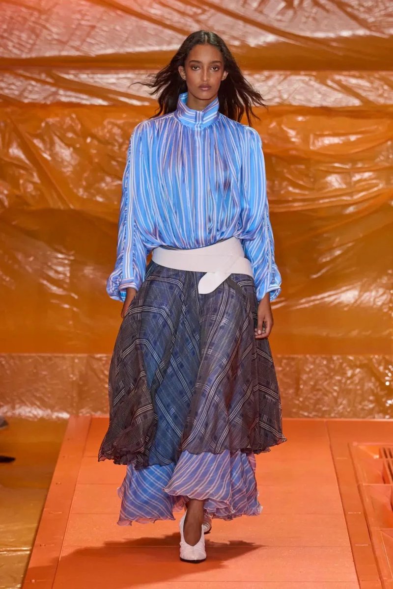 FlippedMagTH's tweet photo. The 2024 spring and summer Louis Vuitton is inspired by elements of steamship boxes, sailboats, pilots, and sailors. Louis Vuitton's clothes have high-end craftsmanship, but the design adds flexibility. This season's clothes have more lightness.#louisvuitton Vuitton https://t.co/0znynxq2d8