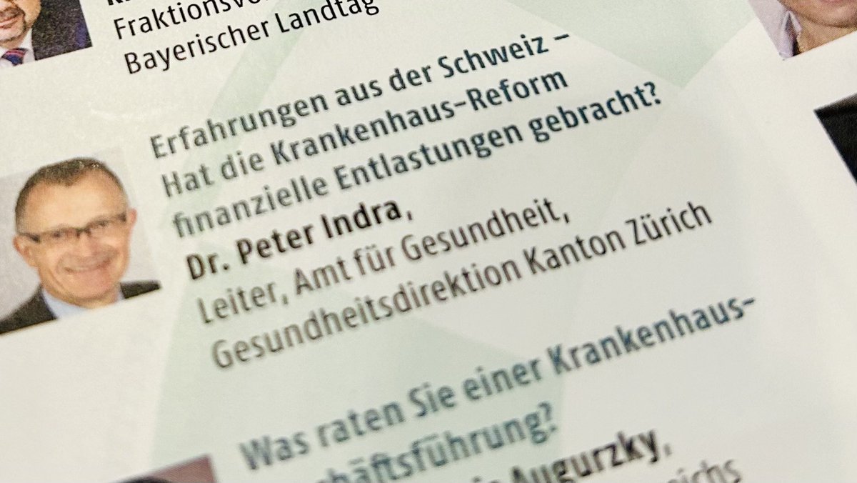 „Die Schweiz steht am Abgrund. Deutschland ist einen Schritt weiter!“ Satirische Bewertung des #Gesundheitssystems von Peter Indra vom @KantonZuerich sorgt beim @EGKMUC für Lacher. 😄😉 #egkm2023 #gesundheit #health