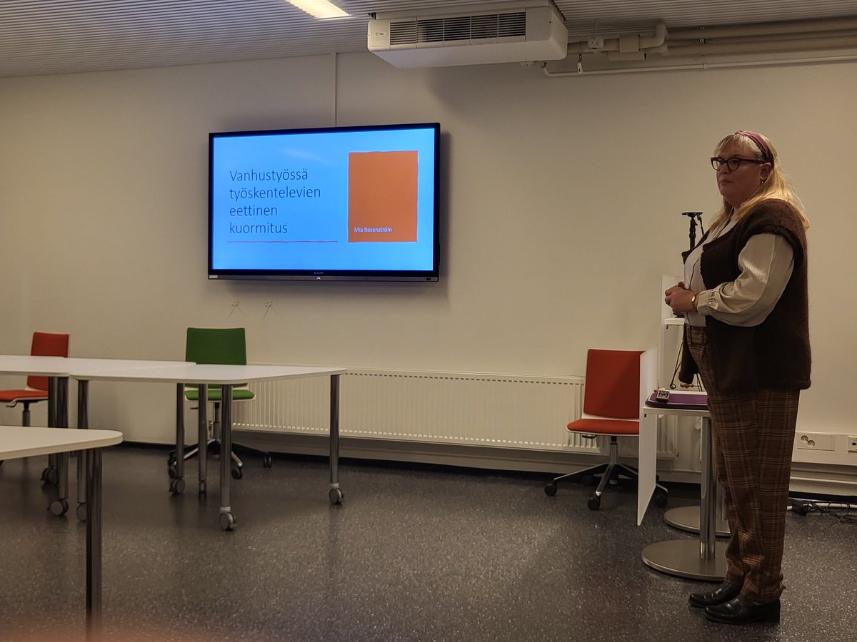 Työryhmän viimeisena esityksenä Mia Rosenströmin @TampereUniSOC esitys vanhustyössä työskentelevien eettisestä kuormituksesta #sospol2023 #sosiaalipolitiikanpaivat2023