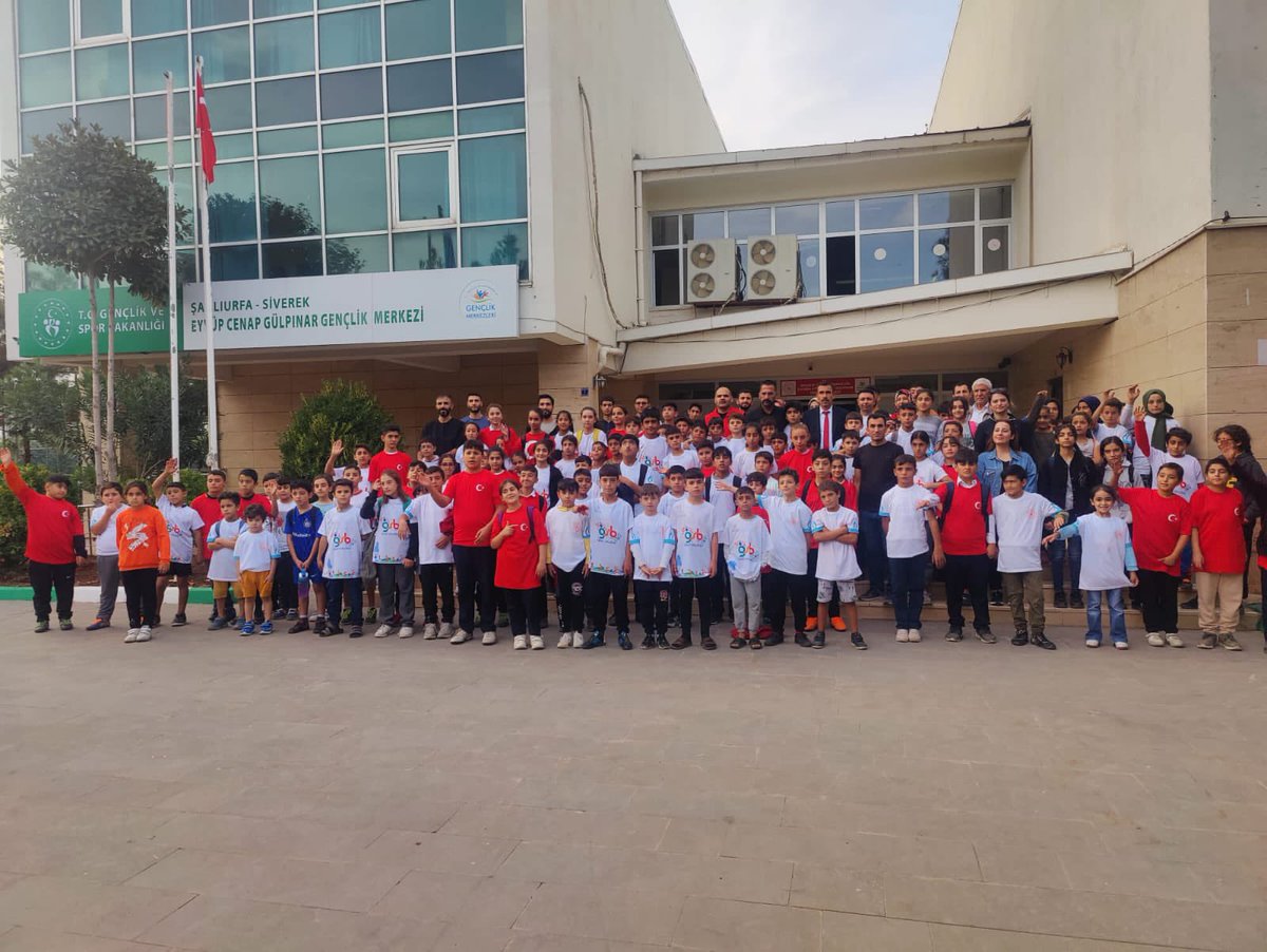 Siverek_GM's tweet photo. Cumhuriyetimiz  💯 yaşında.
Merkezimiz gençleri ile oluşturduğumuz mükemmel uyum.
@OA_BAK 
@gencliksporbak https://t.co/M0ELjVAyqL