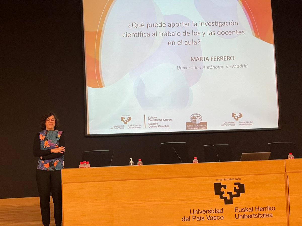 Desde Bilbao y gracias a @Zientzia, ¡una nueva edición de 'Las Pruebas de la Educación'! Bienvenida de @Uhandrea y primera ponencia de @ferrero_mar: ¿Qué puede aporta la investigación científica al trabajo de los y las docentes en el aula? #PruebasEDU