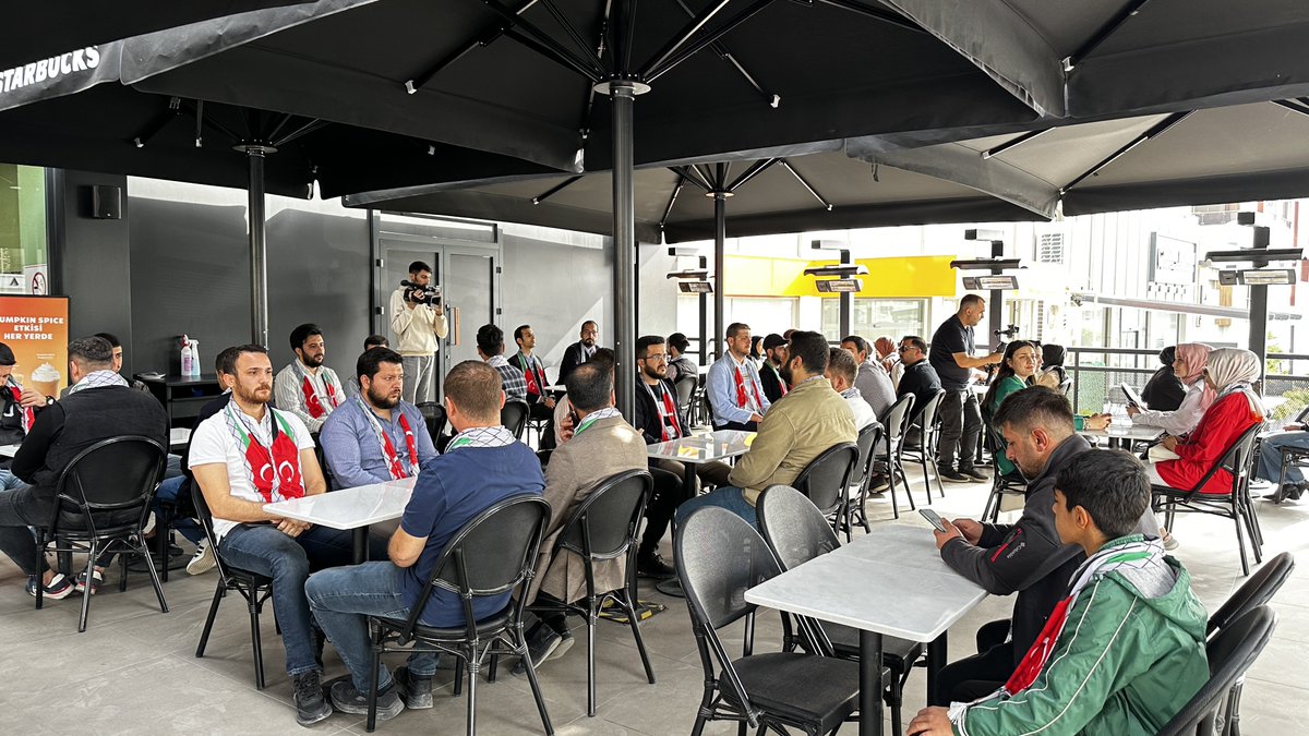 akgenclikkmaras's tweet photo. @AKGenclikGM @RTErdogan AK Genç Kahramanmaraş olarak bugün #SayStop diyerek Starbucks’ta yer kapatma eylemine katıldık.

Filistinli kardeşlerimizin her daim yanındayız. https://t.co/ZKHHGhTuby