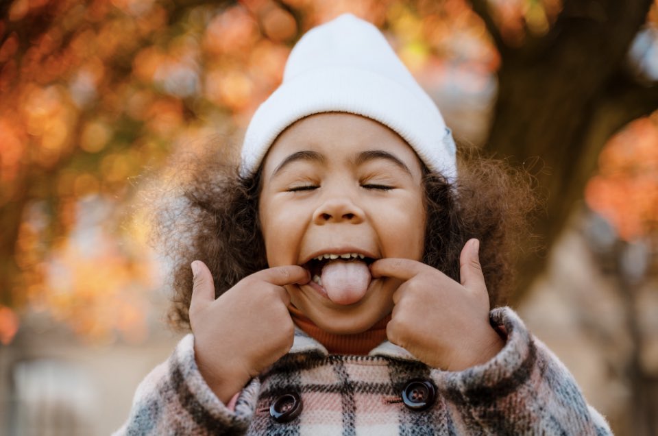 🎙️ Voice strain? Reduced tone quality? Challenges in articulation? Tongue Root Tension might be the culprit! Rolfing®️ can directly target this, enhancing vocal resonance and improving posture. Consider the benefits of Rolfing if your voice is your asset. 🌟 #VocalHealth #Rolfing