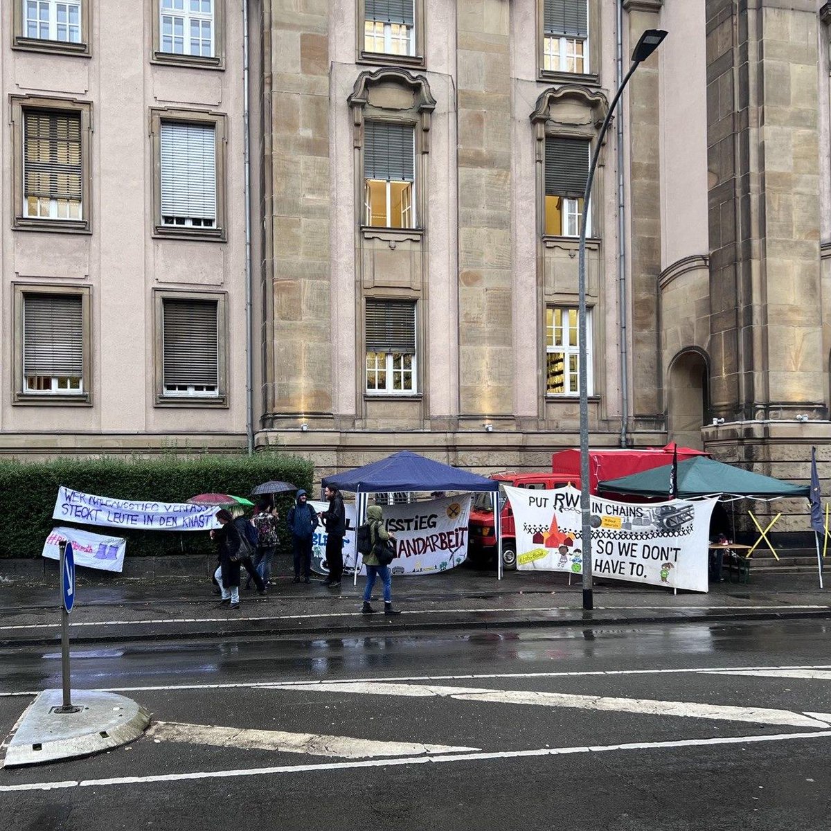 MaWaLuetzerath's tweet image. Heute läuft vor dem Landgericht Mönchengladbach ein Berufungsverfahren von @BlockNeurath gegen eine 9 monatige Haftsperre wegen der Blockade des RWE-Braunkohlekraftwerks Neurath im Jahe 2021. 

#KlimaschützenIstKeinVerbrechen
#BlockNeurath

1/