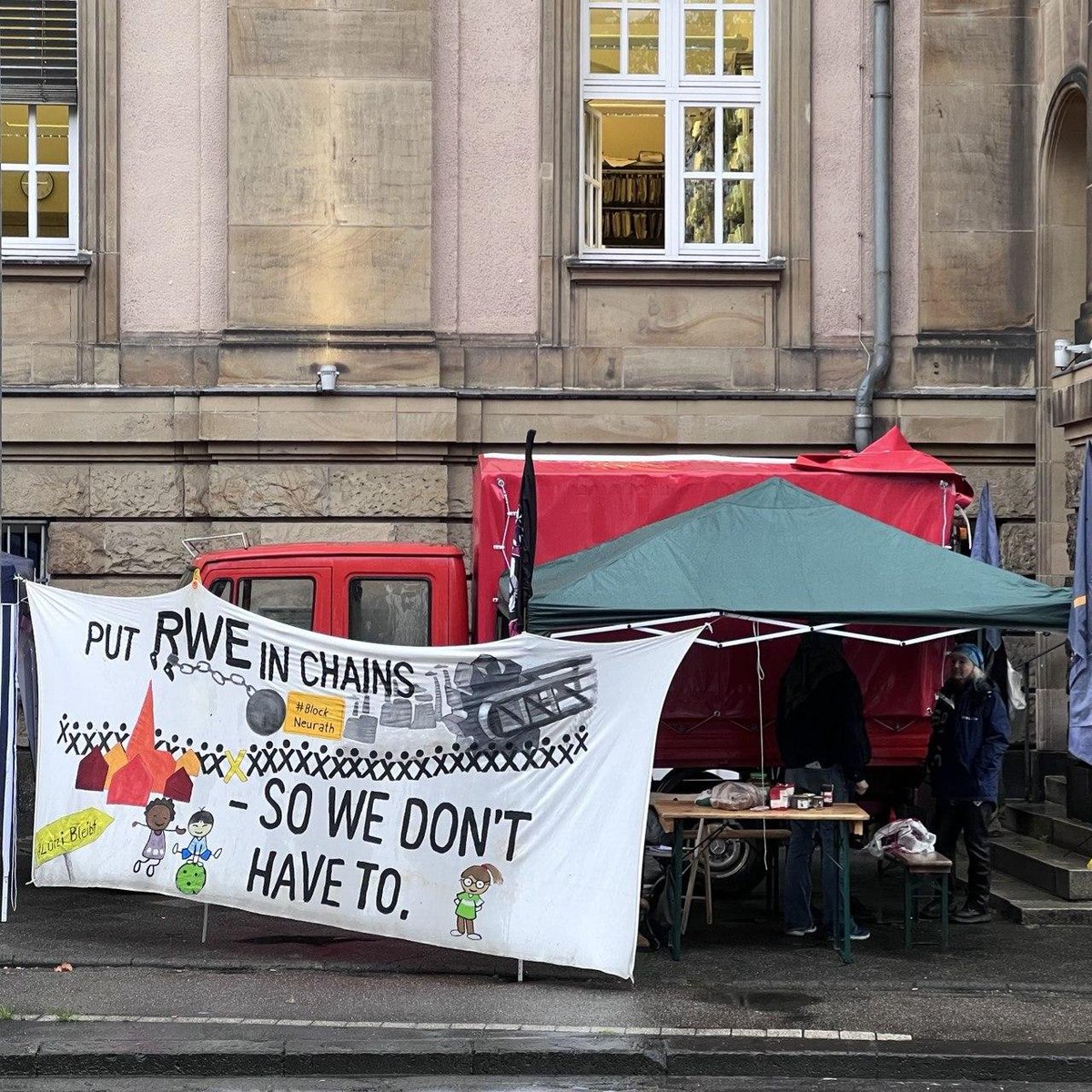 MaWaLuetzerath's tweet image. Heute läuft vor dem Landgericht Mönchengladbach ein Berufungsverfahren von @BlockNeurath gegen eine 9 monatige Haftsperre wegen der Blockade des RWE-Braunkohlekraftwerks Neurath im Jahe 2021. 

#KlimaschützenIstKeinVerbrechen
#BlockNeurath

1/