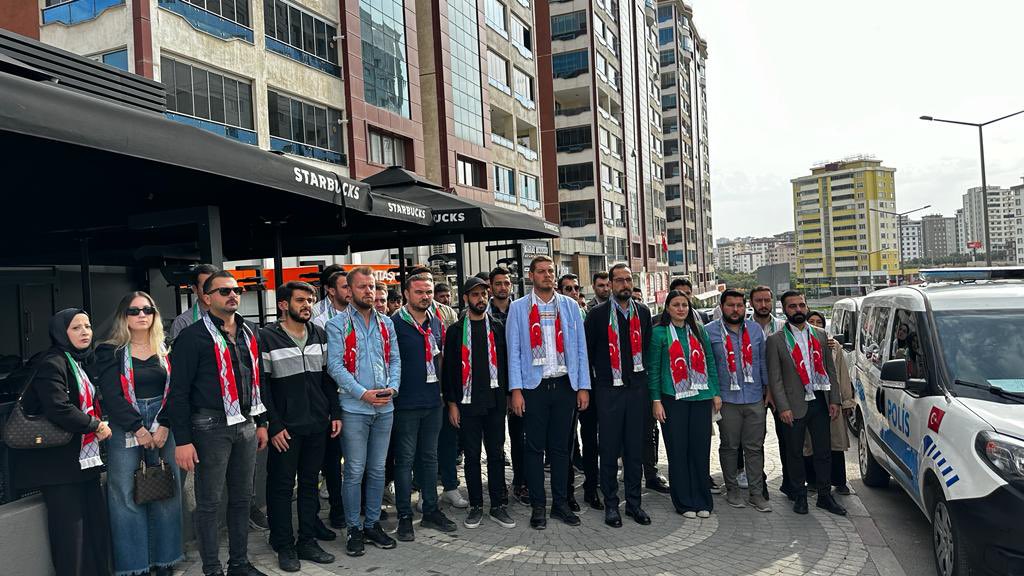 ferenasci's tweet photo. 81 ilimizde olduğu gibi bugün Kahramanmaraş Ak Gençlik ailesi olarak  #SayStop diyerek Starbucks'larda yer kapatma eylemi gerçekleştirdik.

Amacmız:Cumhurbaşkanmız @RTErdogan’ın izinde, mazlum Gazze’nin sesi çocukları,kadınları ve hastanleri hedefleyen bombalara karşı durmaktır. https://t.co/Buta2zWzTJ