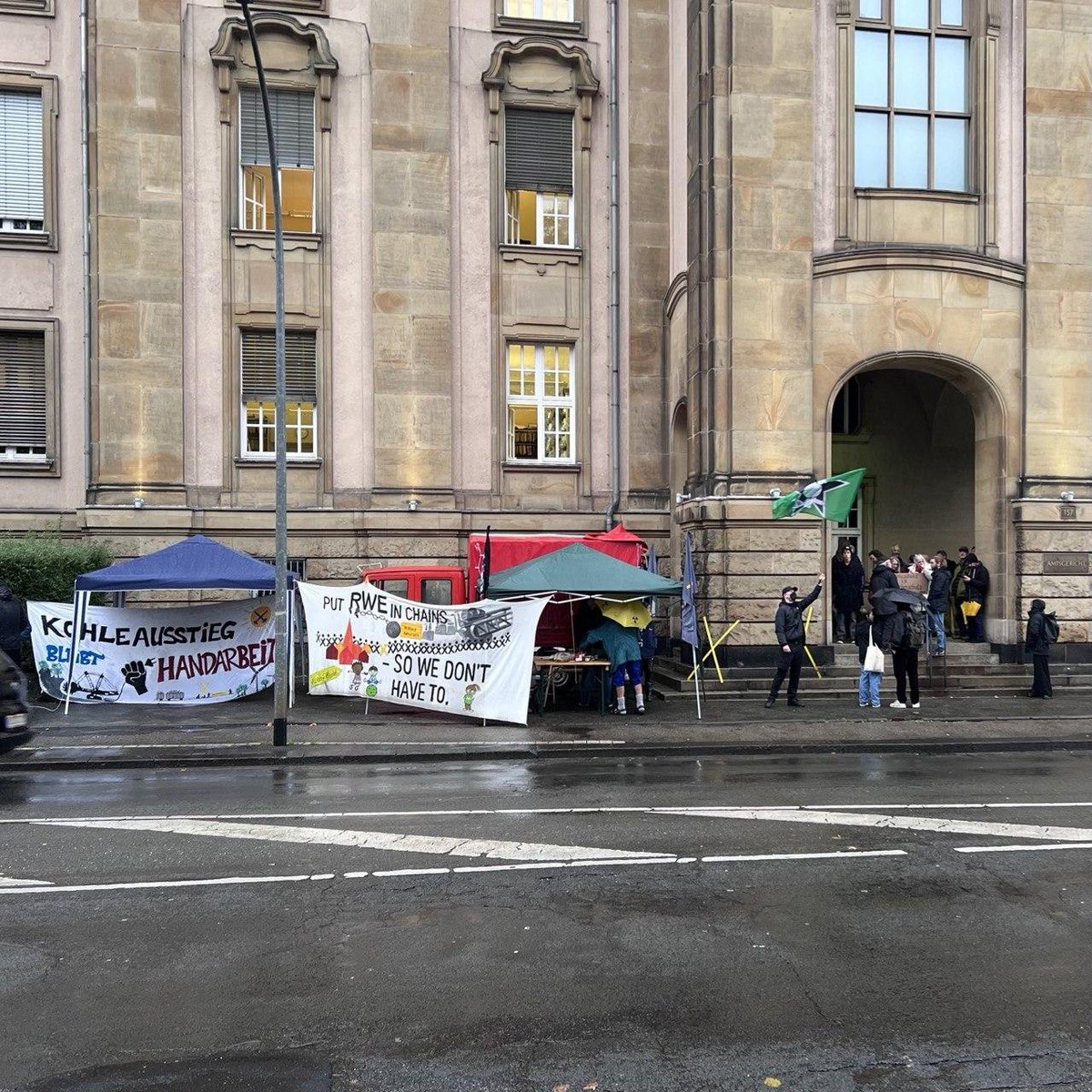 MaWaLuetzerath's tweet image. Heute läuft vor dem Landgericht Mönchengladbach ein Berufungsverfahren von @BlockNeurath gegen eine 9 monatige Haftsperre wegen der Blockade des RWE-Braunkohlekraftwerks Neurath im Jahe 2021. 

#KlimaschützenIstKeinVerbrechen
#BlockNeurath

1/