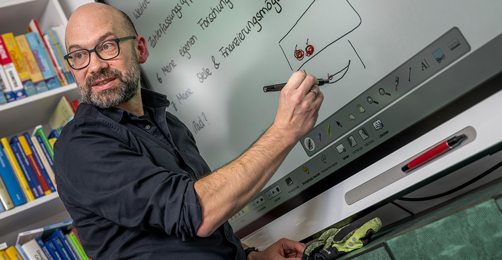 Die gemeinsam von <a href="/DIEZEIT/">DIE ZEIT</a> und dem Mathematikdidaktiker Prof. Dr. <a href="/ukor/">Ulrich Diego Kortenkamp</a> von der <a href="/unipotsdam/">Universität Potsdam</a> vorgelegte Studie „Bürgerkompetenz Rechnen 2023“ belegt große Defizite der Deutschen beim  Umgang mit alltäglichen mathematischen Fragestellungen: uni-potsdam.de/de/medieninfor…