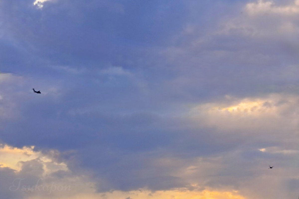 tsukapal's tweet photo. 仲良く*⋆✈︎*⋆✈︎
[ 213・215 ]
本日もお疲れ様でした🫡
#C_2 #輸送機 #入間基地 #RJTJ https://t.co/ahqpig1klF