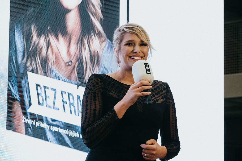 Úžasný, radostný, neopakovatelný. Takový byl křest šesté knihy Bez frází.
Je nám obrovskou ctí, že kmotrem knihy je spisovatel a textař Michal Horáček. Pódium rozzářila také vypravěčka titulního příběhu Lucie Šafářová a večerem provázela skvělá Barbora Černošková.