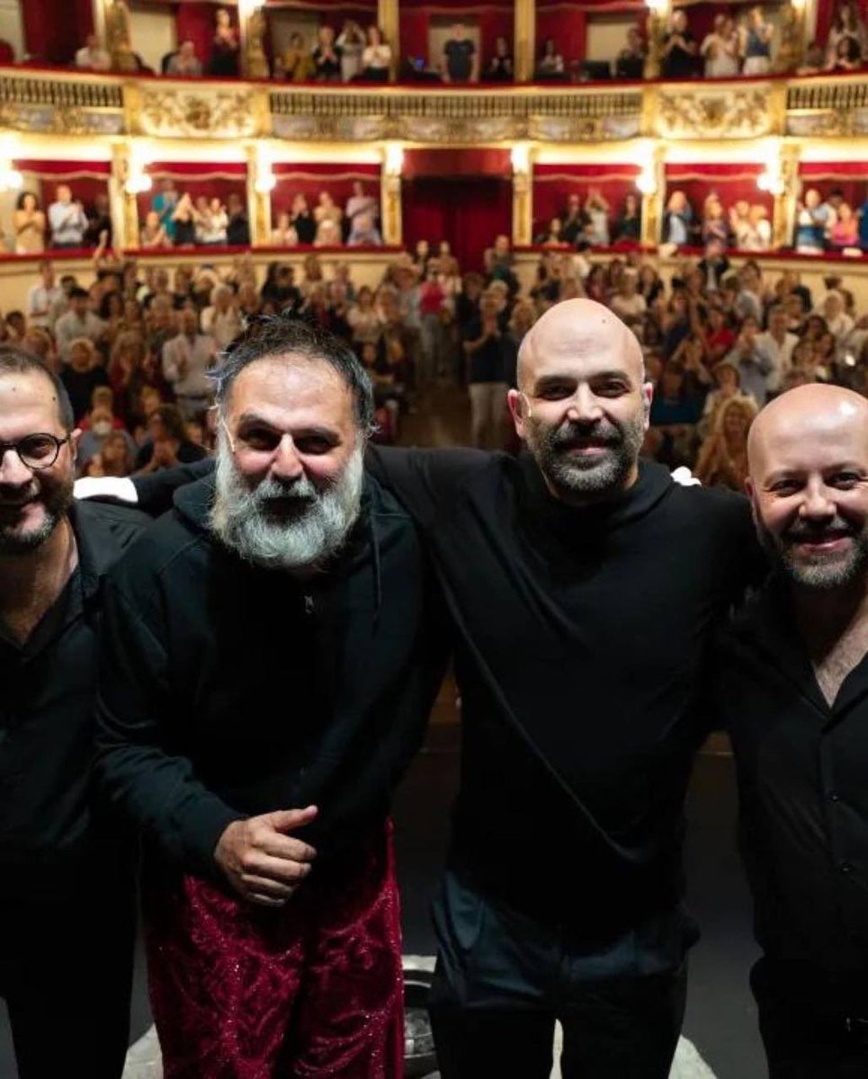 robertosaviano's tweet image. Sanghenapule al @TeatroBellini di Napoli. Che esperienza elettrica! Di lava e di vita. Mai avrei immaginato il tutto esaurito ogni singolo giorno. 

Viaggiare per necessità o scelta ti fa dimenticare troppo in fretta quanto possa essere necessario avere un luogo dove tornare.

In…