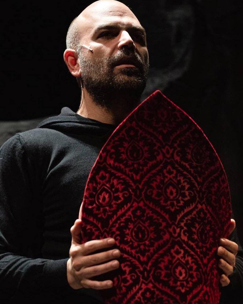 robertosaviano's tweet image. Sanghenapule al @TeatroBellini di Napoli. Che esperienza elettrica! Di lava e di vita. Mai avrei immaginato il tutto esaurito ogni singolo giorno. 

Viaggiare per necessità o scelta ti fa dimenticare troppo in fretta quanto possa essere necessario avere un luogo dove tornare.

In…