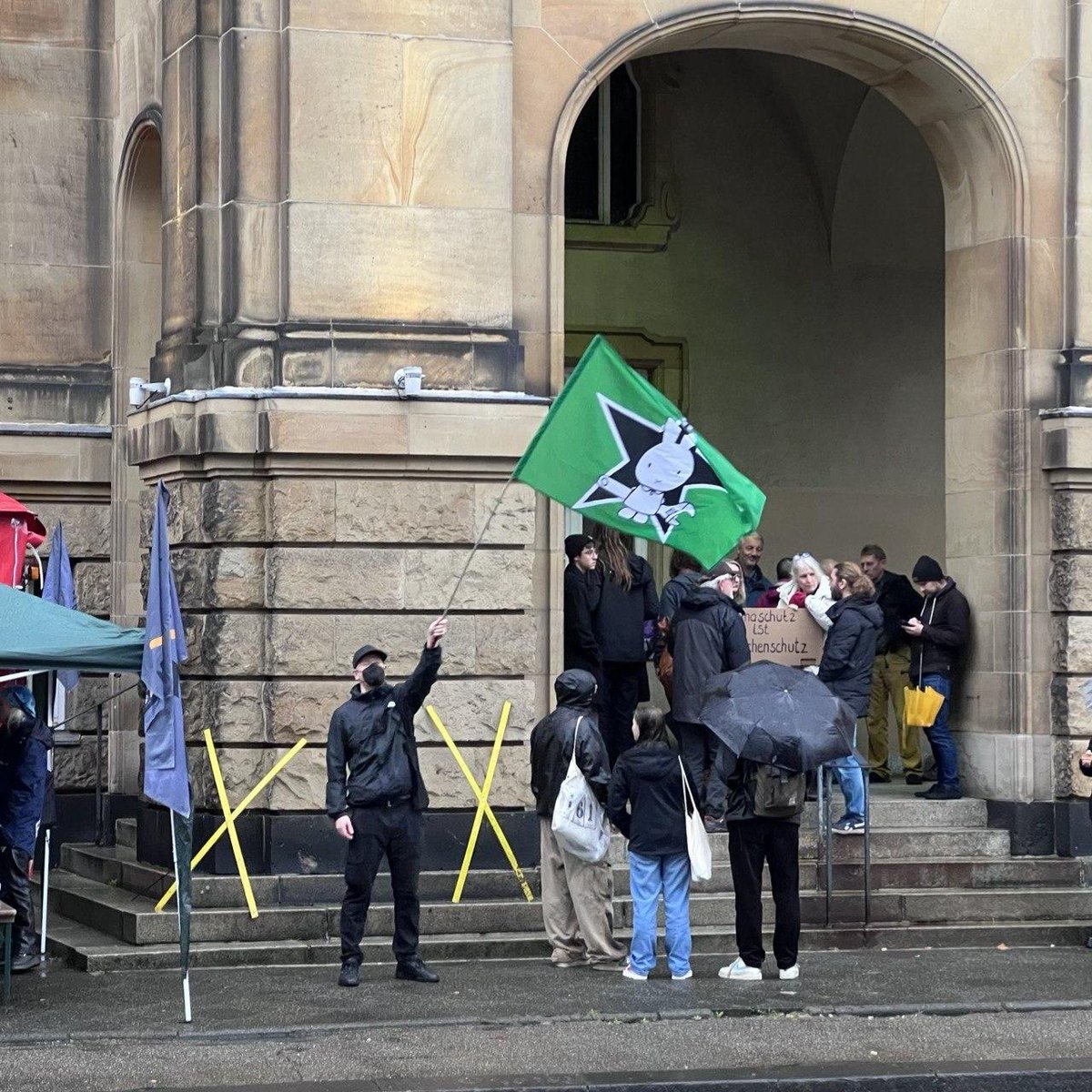MaWaLuetzerath's tweet image. Vor dem Gericht hat sich solidarischen Menschen zur Unterstützung versammelt.

Du bist nicht alleine.

#KlimaschützenIstKeinVerbrechen
#BlockNeurath

2/