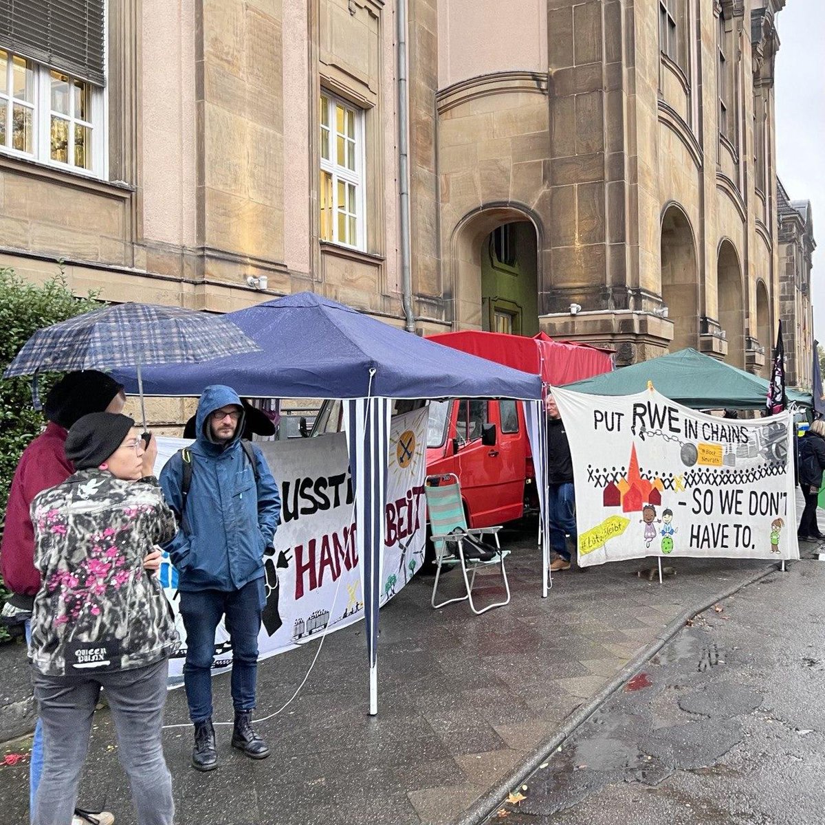 MaWaLuetzerath's tweet image. Vor dem Gericht hat sich solidarischen Menschen zur Unterstützung versammelt.

Du bist nicht alleine.

#KlimaschützenIstKeinVerbrechen
#BlockNeurath

2/